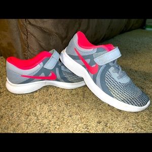 Nike Revolution 4